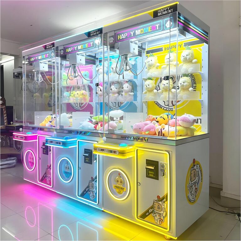 Cuatro vibrantes máquinas de garra con la marca "HAPPY MOMENT" con juguetes de peluche, ranuras para monedas y puntos de venta de premios en colores degradados.