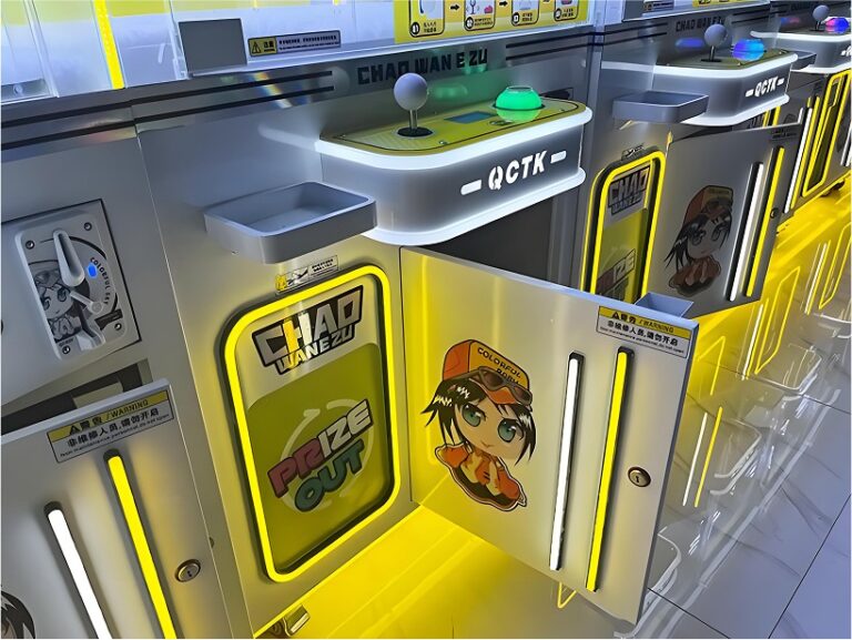 Gros plan sur la console de jeu, le bouton de démarrage et le distributeur de prix de la machine Chao Wan E Zu.