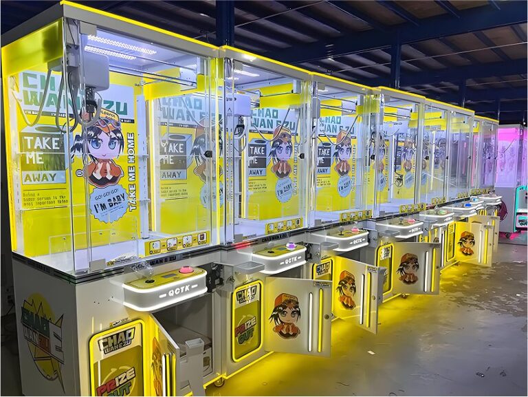 Plusieurs machines à pinces Chao Wan E Zu, destinées à la vente de snacks, sont alignées à l'usine et prêtes à être expédiées.