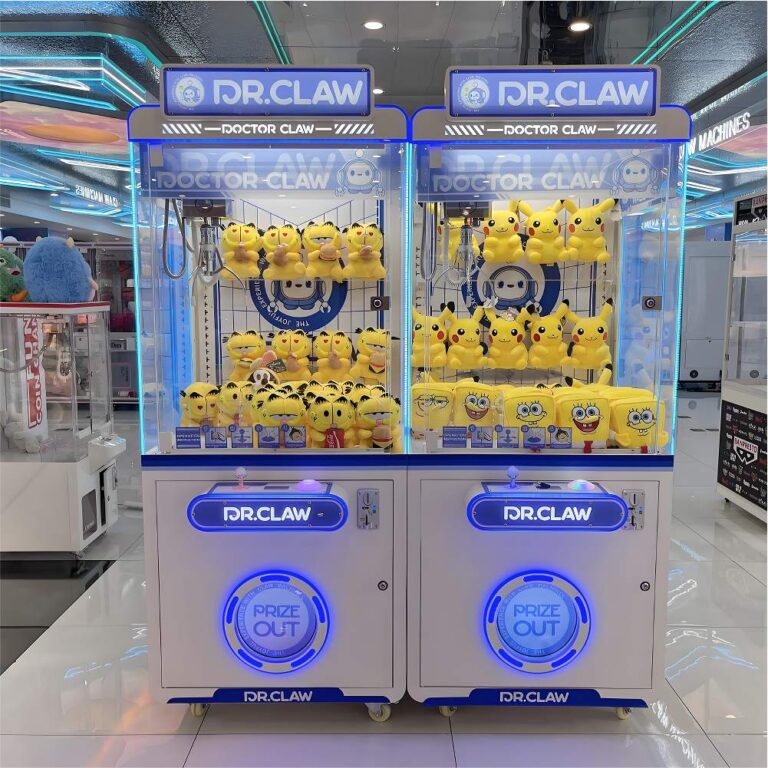 Dos máquinas de grúa de garra personalizables con iluminación LED azul y premios de peluche, vista frontal de tres cuartos.