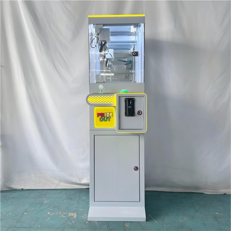 Vue de face de la mini machine à pince Lifun Lucky Clamp grise avec joystick, monnayeur et porte “ Sortie du prix ”.