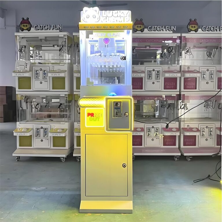 Machine à pince miniature Lucky Clamp jaune sur le sol de la salle d'exposition avec bouton LED et éclairage de bord ; encombrement réduit pour les comptoirs.