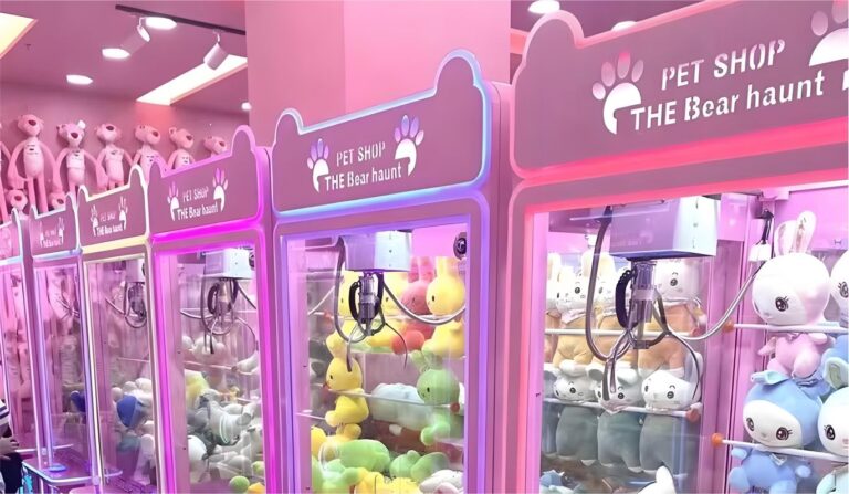 Caso 3 — Tienda de conveniencia / Mini máquina: fila boutique rosa de máquinas con forma de garra kawaii.