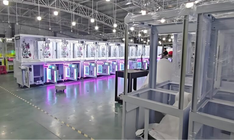 Línea de producción de Leyou ensamblando lotes de máquinas de garra bajo luces de prueba brillantes
