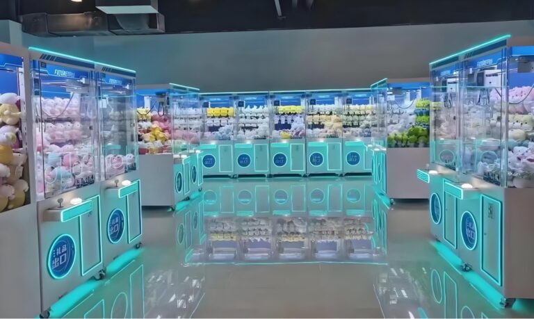 Sala de exposición de máquinas de garras Leyou con filas de grúas premiadas e iluminación azul neón