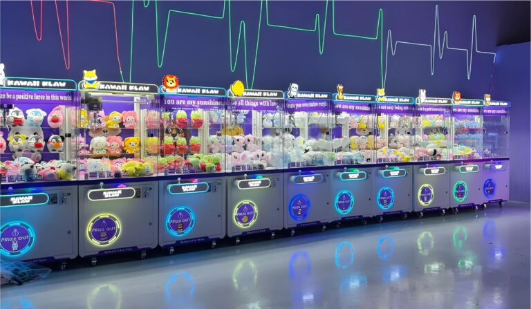 Caso 1: Mini-Arcade emergente en un centro comercial: una larga y recta fila de máquinas de garra debajo de una pared de neón.