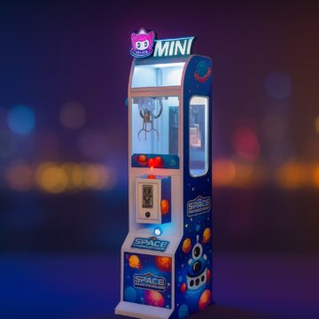 Mini máquina de garra con gabinete de temática espacial en un arcade colorido.